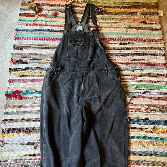 Black jean overalls. Size L and they are from Elloh. - Picture 1 of 4